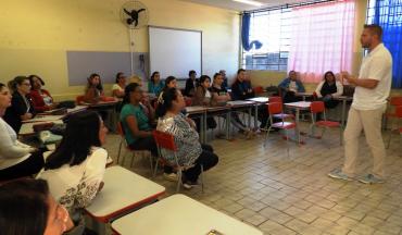 PROFESSORES PARTICIPAM DE PALESTRA SOBRE PSICOLOGIA