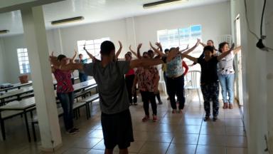 SEVIDORAS MUNICIPAIS RECEBEM PRÁTICAS DE EXERCÍCIOS E MANIPULAÇÃO DE ALIMENTOS