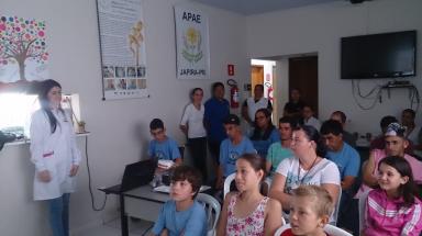 Equipe de saúde bucal do município de Japira, realizam palestras e orientações sobre higiene bucal na APAE.