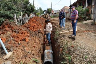 VILA ESPERANÇA DE JAPIRA RECEBE MANILHAMENTO PARA ESCOAMENTO DE ÁGUAS PLUVIAIS.