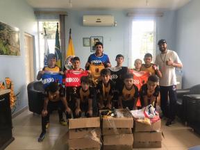 PREFEITO MUNICIPAL REALIZA ENTREGA DE MAIS DE 130 KITS DE TREINAMENTO PARA ALUNOS DA ESCOLINHAS DO MUNICÍPIO.