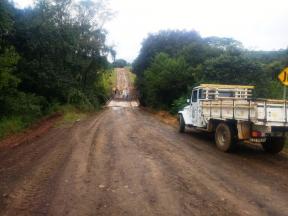 PREFEITURA DE JAPIRA ESTÁ REALIZANDO LIMPEZA EM PONTES