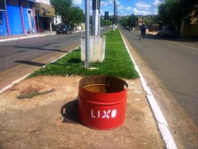 LIXEIRAS SÃO INSTALADAS PELA CIDADE DE JAPIRA