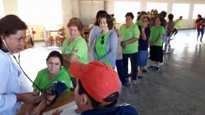 Grupo da Melhor Idade de Japira (Feliz Idade) recebem atenção da equipe de saúde municipal com a aferição de pressão arterial.