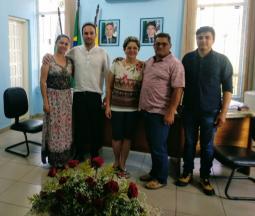 Nesta sexta-feira (13/09), o prefeito Angelo Vigilato, o vice-prefeito Paulinho Morfinati e a primeira dama Talita Vigilato, receberam na prefeitura a Pra. Silvana e o Pr. Neuci Maia da Igreja do Evangelho Quadrangular de Japira (IEQ), que na oportun